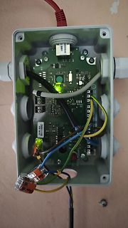 Elektronikplatine in Gehäuse mit Verkabelung