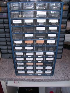 Sortierbox mit beschrifteten Schubladen für Elektronikbauteile