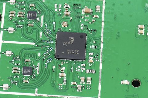 Nahaufnahme einer bestückten Leiterplatte mit QCA9985 Chip