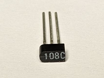 Elektronikbauteil mit drei Anschlüssen