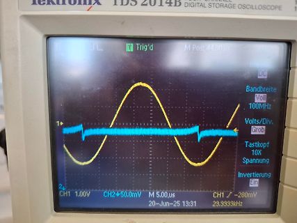 Abfotografiertes Tektronix Oszilloskop mit Sinuswelle