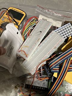 Elektronikkomponenten wie Multimeter, Breadboards und Kabel