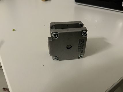 Schrittmotor auf weißem Tisch
