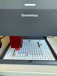 Genmitzu Mikroskop auf Arbeitstisch