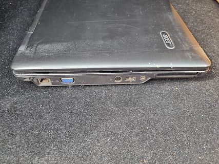 Seitenansicht der Anschlüsse eines Acer Laptops