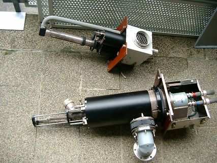 Zwei technische Geräte auf Steinboden