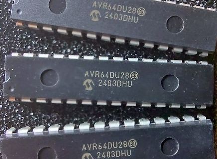Drei AVR64DU28 Mikrocontroller