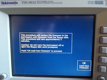 Oszilloskop Bildschirm mit Firmware-Update-Meldung