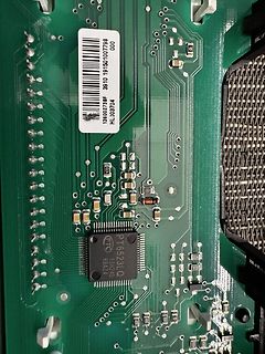 Nahaufnahme einer Leiterplatte mit IC und Barcode-Etikett