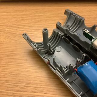 Gehäuse eines elektronischen Geräts auf Holzuntergrund