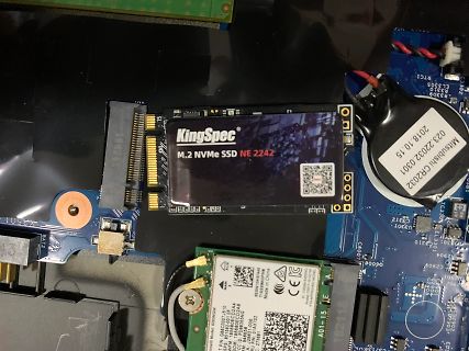 KingSpec M.2 NVMe SSD auf Laptop-Mainboard