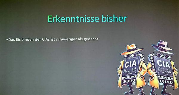 Präsentationsfolie mit Text und CIA-Illustration