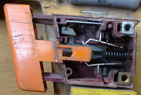 Querschnitt eines orangefarbenen Schalters oder Steckverbinders