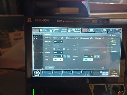Abfotografiertes digitales Oszilloskop Display
