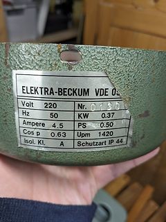 Typenschild eines Elektromotors