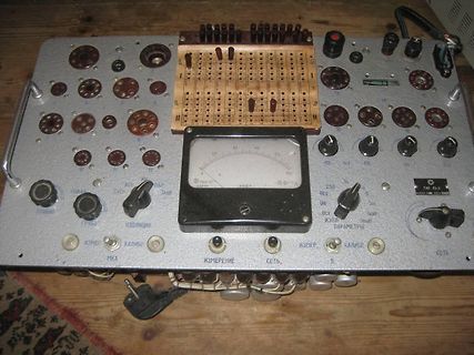Altes analoges Messgerät mit Skala und Anschlüssen