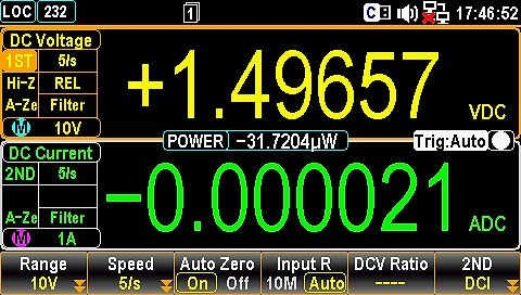 Display eines Multimeters mit Messwerten