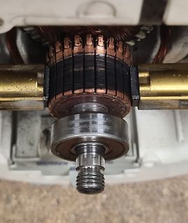 Innenansicht eines Elektromotors mit Rotor und Welle
