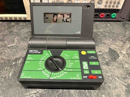 Digitalmultimeter auf Tisch