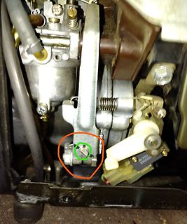 Nahaufnahme eines Vergaser- oder Motorenbauteils