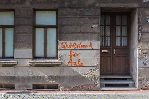 Hausfassade mit Graffiti-Schriftzug
