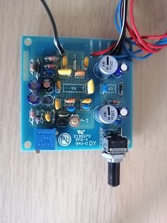 Elektronische Leiterplatte mit Bauteilen und Kabeln