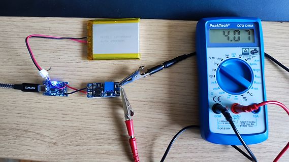 Messaufbau mit LiPo-Akku, Modulen und Multimeter
