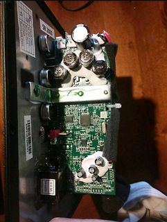 Innenansicht einer Elektronikplatine mit Elektrolytkondensatoren