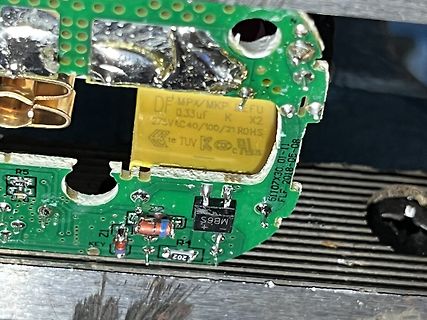 Nahaufnahme einer bestückten Leiterplatte mit Kondensator