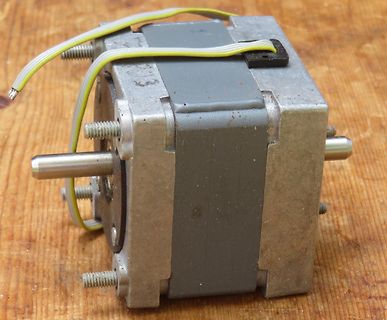 Schrittmotor auf Holzuntergrund