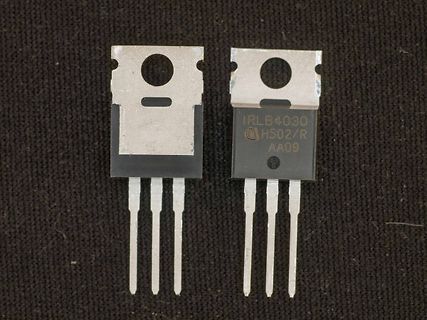 Zwei IRLB4030 MOSFET Bauteile