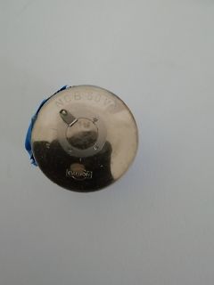 Metallische Glühlampe mit Aufschrift