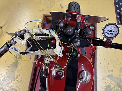 Freiliegende Verkabelung und Elektronik an einem Motorrad