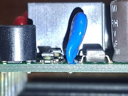Nahaufnahme von elektronischen Bauteilen auf einer Leiterplatte