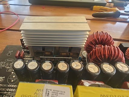 Leiterplatte eines Schaltnetzteils mit Kühlkörper und Spulen