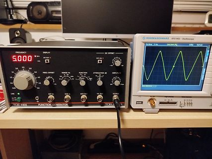 Funktionsgenerator und Oszilloskop auf einem Arbeitstisch