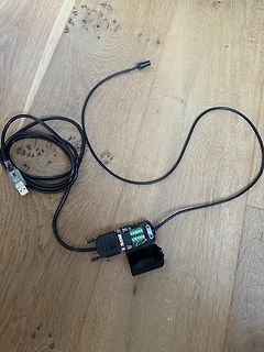 USB-Netzteil mit Display und Kabel