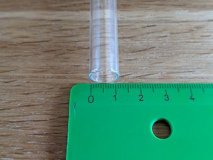 Glasröhrchen neben Lineal