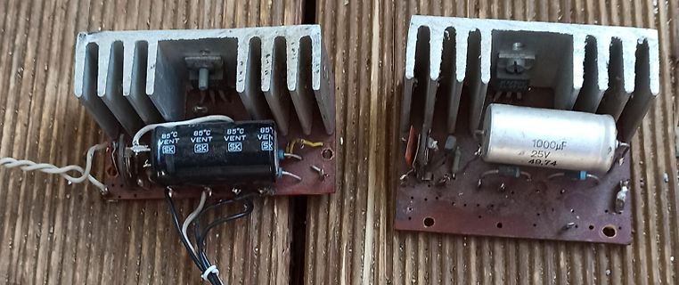 Zwei Leiterplatten mit Kühlkörpern und Elektrolytkondensatoren
