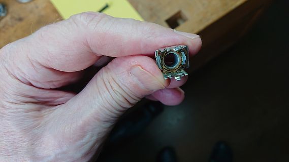 Hand hält ein elektronisches Bauteil