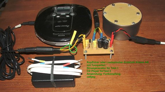 Elektronik-Aufbau mit Lautsprecher, Verstärkerplatine und CD-Player