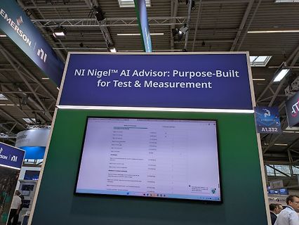 Messestands von NI mit Display