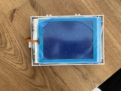 LCD-Display mit Flachbandkabel auf Holztisch