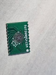 Grüne Leiterplatte mit Chip-Beschriftung