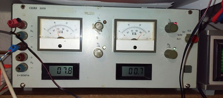 Labornetzteil mit Analoganzeigen und Digitalanzeigen