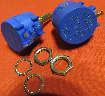 Zwei blaue Potentiometer mit Muttern und Sicherungsringen