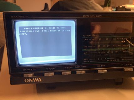 Onwa Schwarz-Weiß-Fernseher mit Commodore 64 Anzeige