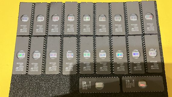 Reihe von M27C2001 EPROMs