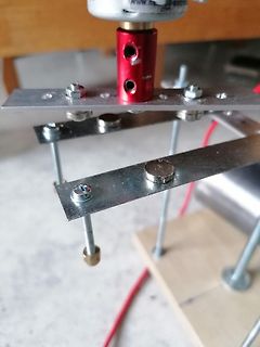 Mechanischer Aufbau mit Metallplatten und Schrauben