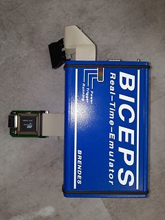 Blauer BICEPS Real-Time-Emulator mit Flachbandkabeln